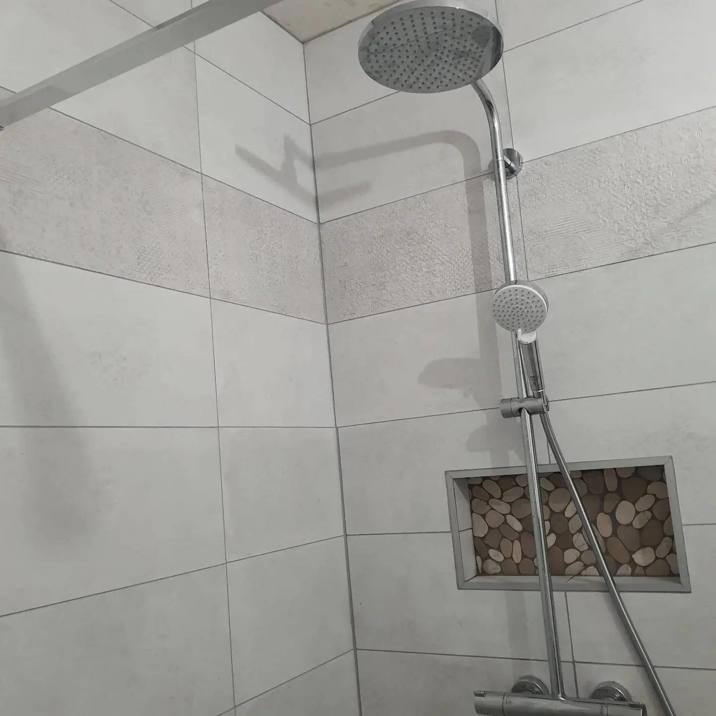 Rénovation Salle de bain 3 col de Leschaux artisan travaux annecy - renovation douche carrelage blanc
